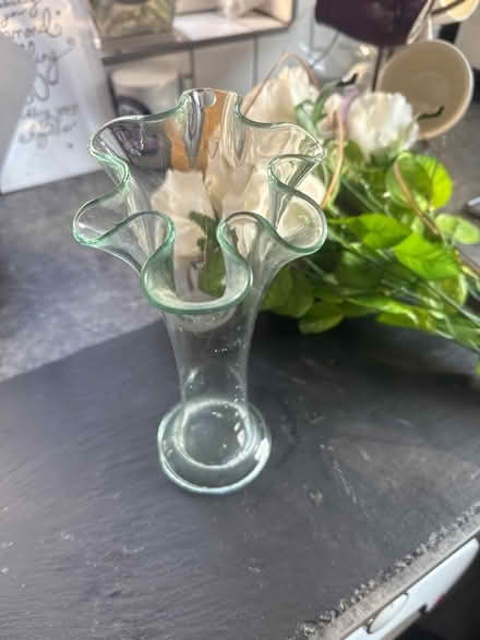 Photo of free Frilled vase and silk flowers (Croydon/West Wickham) #3