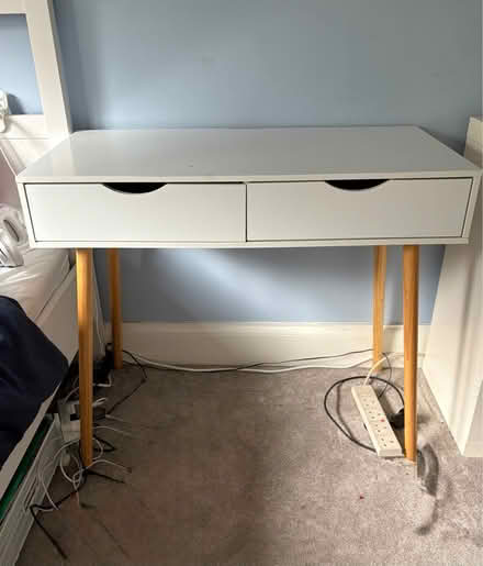 Photo of free White desk (Muswell Hill, N10) #1