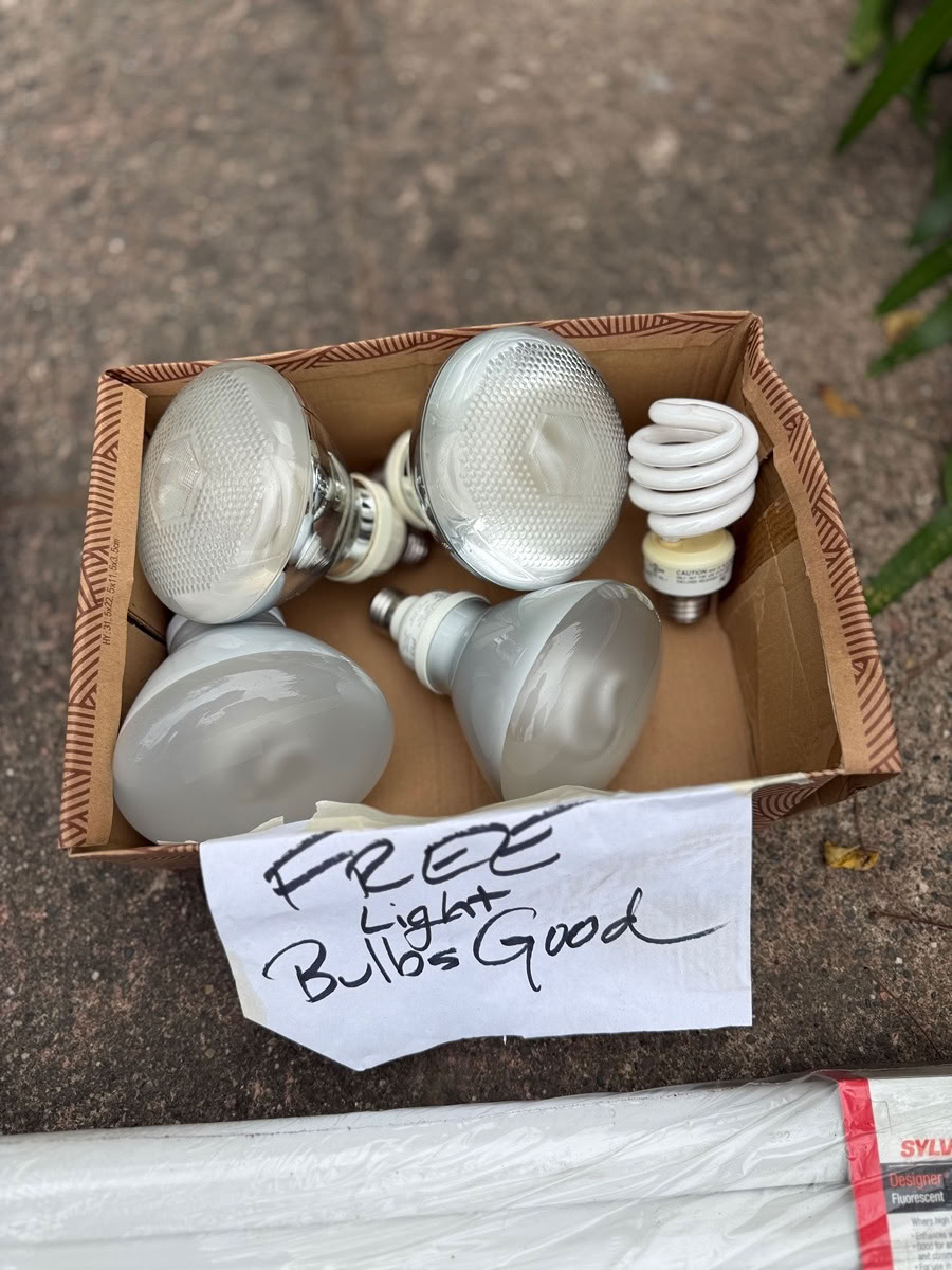 Free: Fluorescent light bulbs (Glenview, Oakland)