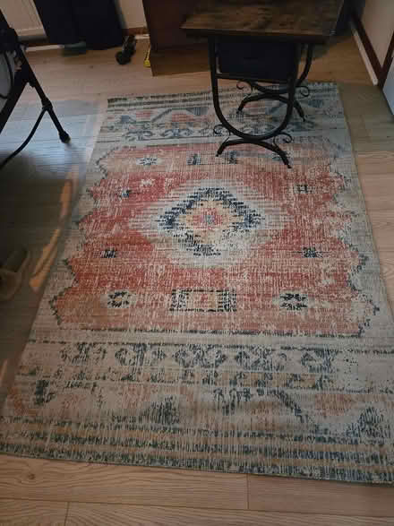 Photo of free Area rug and small side table (ML10 6NW) #2