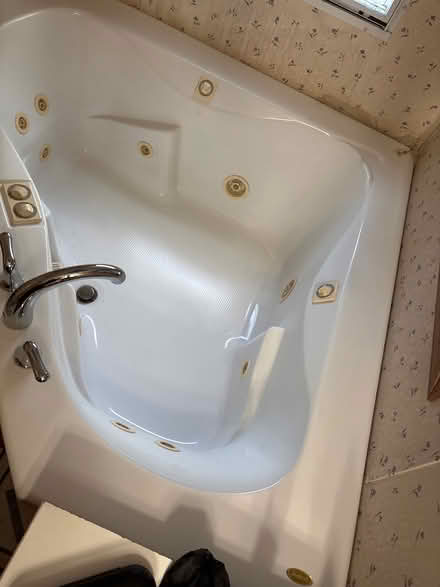 Photo of free Corner Jacuzzi tub (Four Oaks) #2
