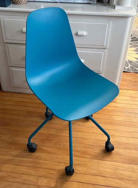 Photo of free Turquoise desk chair (Near Union Square) #1