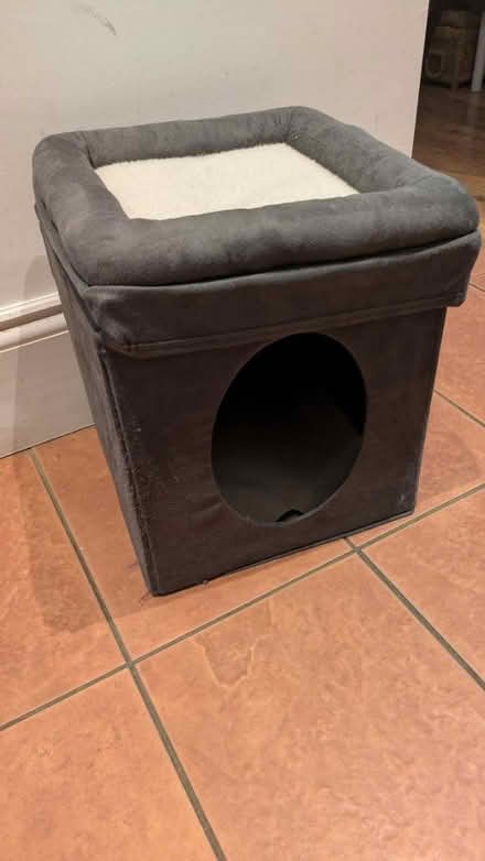 Photo of free Cat bed / cave (Stockwell) #1