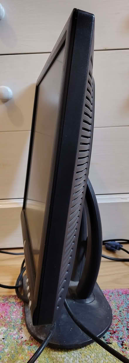 Photo of free 19" Dell computer monitor - working (Kew TW9) #2