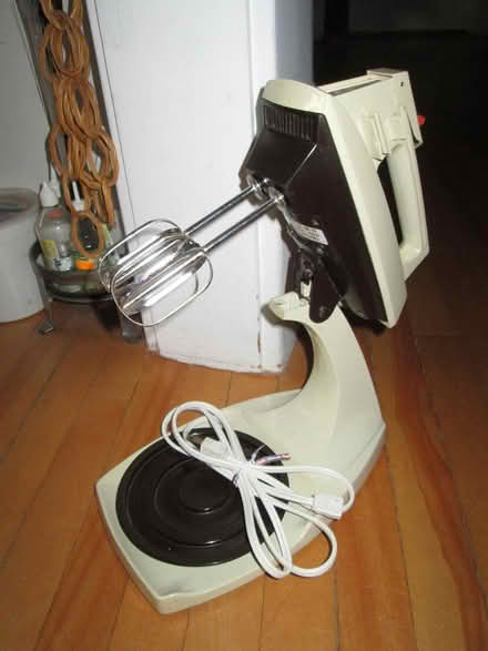 Photo of free electric mixer with issues (Old Ottawa South) #1