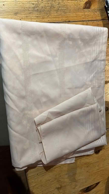 Photo of free Tablecloth with 4 napkins (Ottawa west) #1