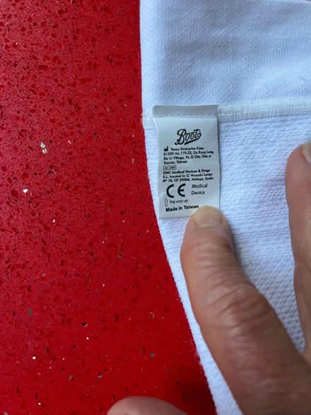 Photo of free Elastic knee support (M) (De Parys MK40) #1