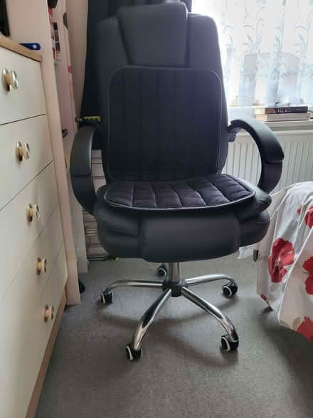 Photo of free Black padded computer chair. (Enfield EN1) #1