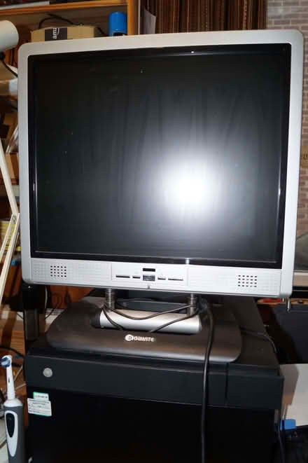 Photo of free PC Monitor - 50cm Diagonal (Pinkneys Green SL6) #2
