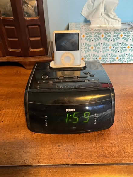 Photo of iPod mount clock radio (NE side of Lombard) #1
