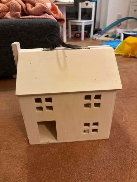 Photo of free Hobby craft DIY dolls house (W7) #1
