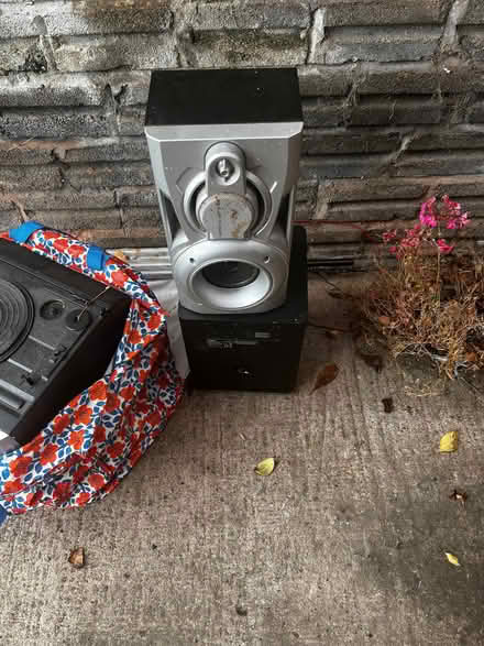 Photo of free Hi fi with 2 speakers (Horsehay TF4) #1