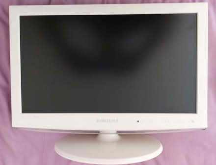 Photo of free Samsung 18in TV/monitor and a Humax PVR - to go together (Waterlooville PO7) #1