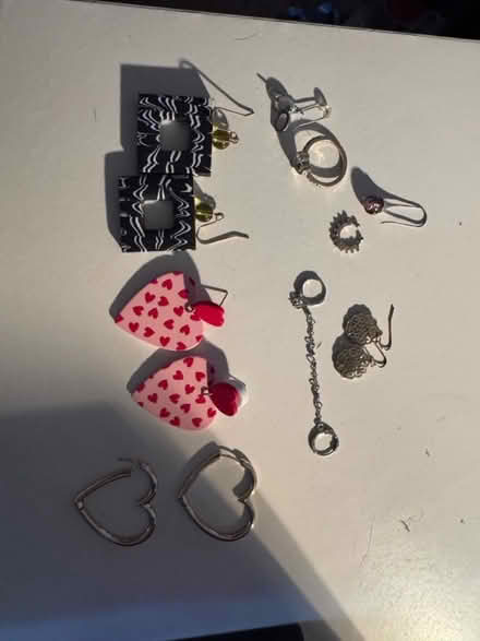 Photo of free Jewellery stand and jewellery (BR3) #1