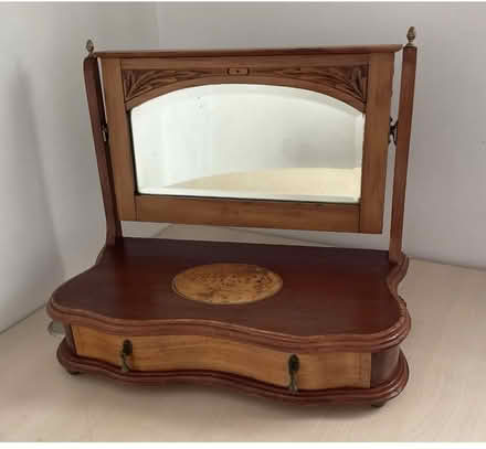 Photo of free vintage dressing table mirror (WF2) #1