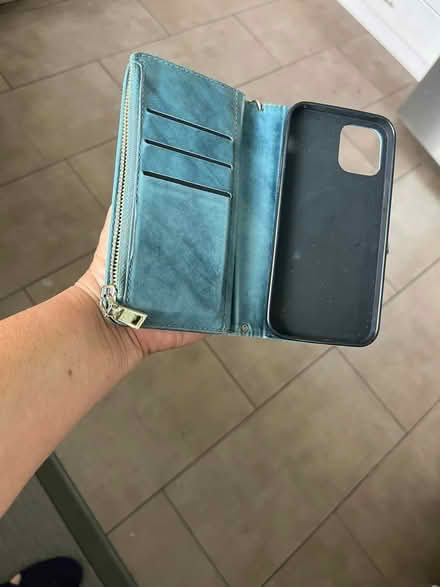 Photo of free iPhone 13 cover / wallet (Orléans) #2