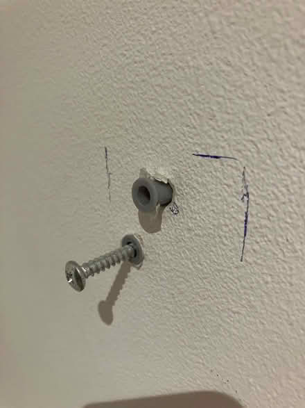 Photo of Gorilla glue or strong adhesive (E32ut) #1