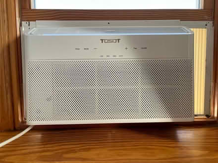 Photo of free 8000 btu window ac unit (Somerville, Spring Hill) #1