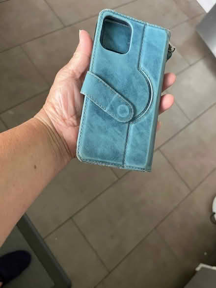 Photo of free iPhone 13 cover / wallet (Orléans) #1
