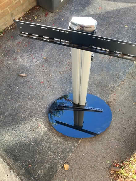 Photo of free TV stand (Twyford RG10) #1