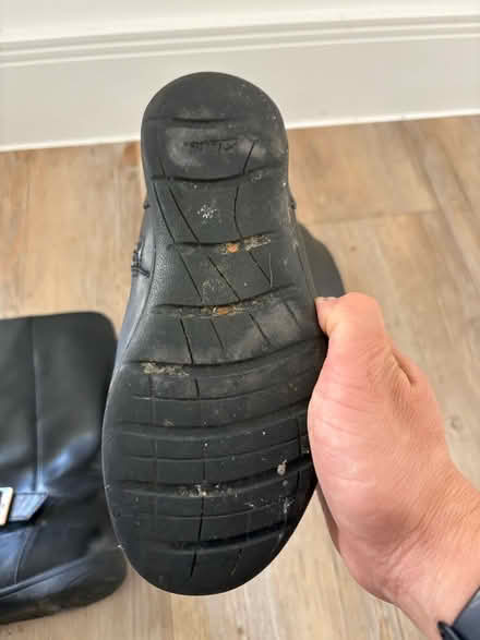 Photo of free Girls boots size 2.5 and sandal size 3 (Swindon SN25) #2