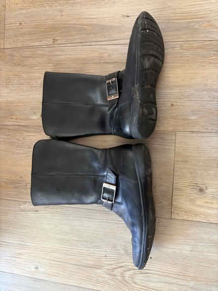 Photo of free Girls boots size 2.5 and sandal size 3 (Swindon SN25) #1
