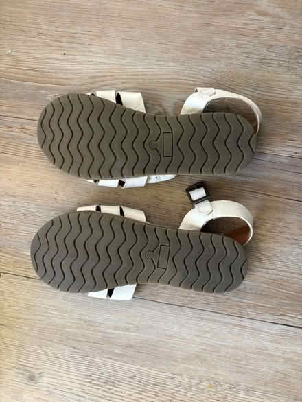 Photo of free Girls boots size 2.5 and sandal size 3 (Swindon SN25) #4