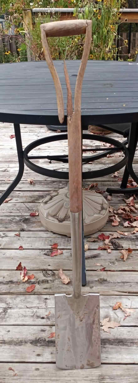 Photo of free Lee Valley Shovel -Needs new handle (Alta Vista- Riverview Park) #1