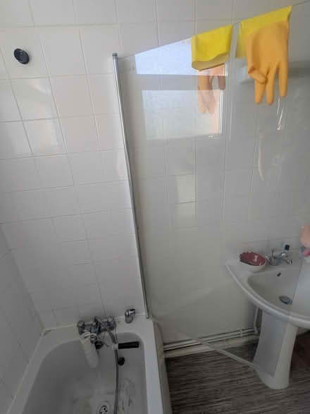 Photo of free Shower screen (GL1) #3