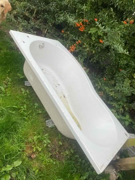 Photo of free White bath (Guilsfield SY21) #1