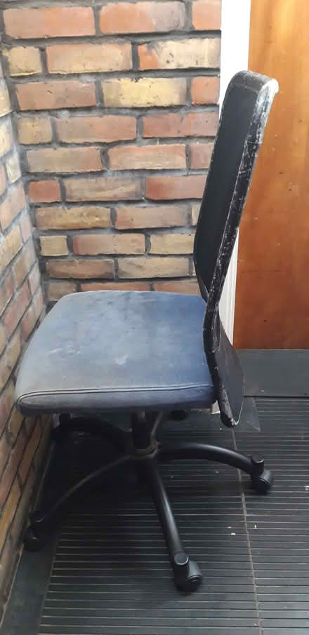 Photo of free Office chair, swivelling, adjustable height (Purley CR8) #4