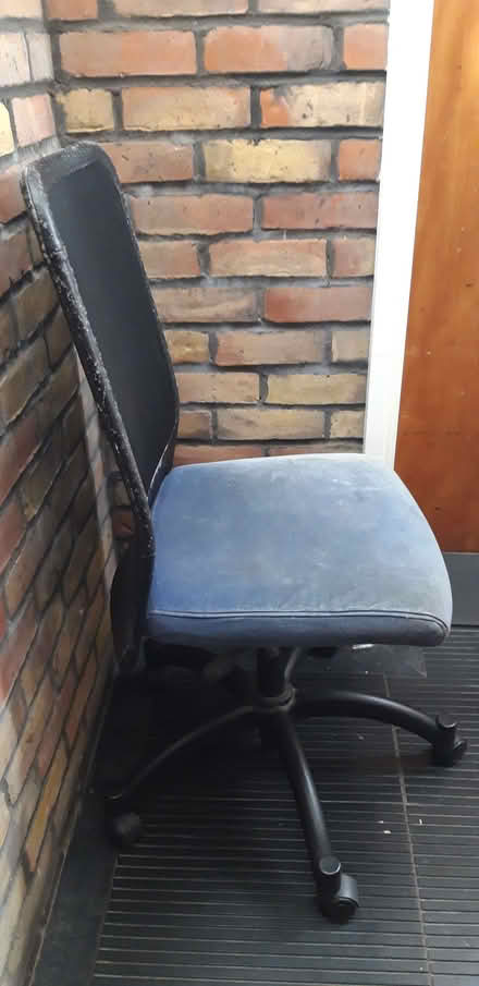 Photo of free Office chair, swivelling, adjustable height (Purley CR8) #2