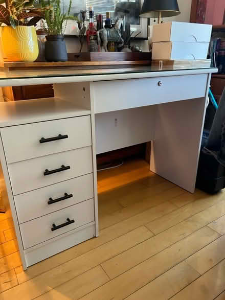 Photo of free White desk (Upper West Side) #1