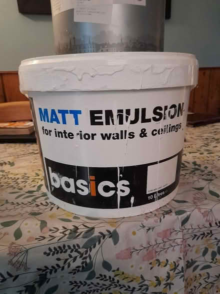 Photo of free BIG TUBS of WHITE and Yellow paint (SN1 old town swindon) #1