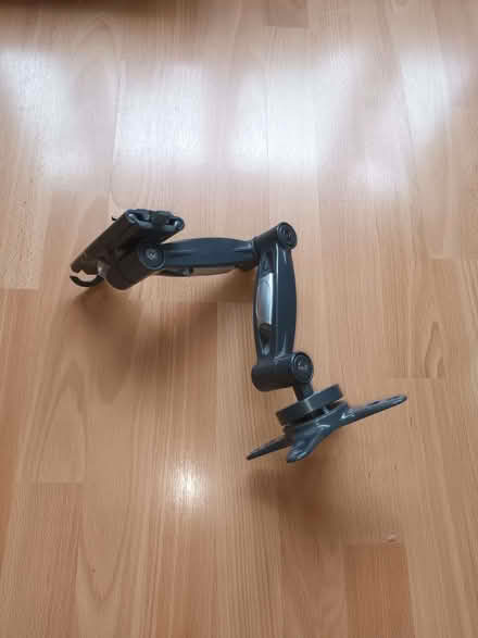 Photo of free TV / PC monitor wall mount (Woodley RG5) #1