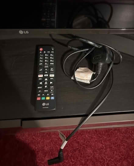 Photo of free 50” LG 49UJ634V TV With Remote (Newton Hall DH1) #2