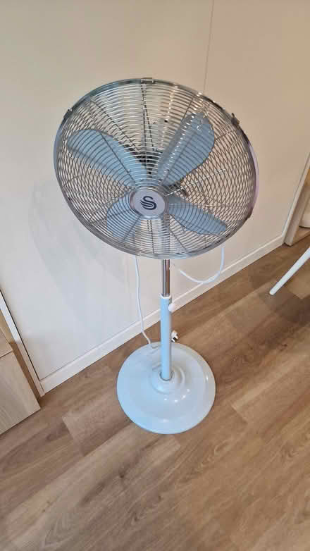 Photo of free fan - light blue (Epsom KT17) #1