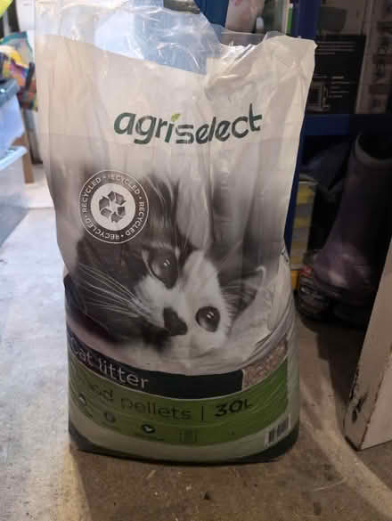 Photo of free Wood pellet cat litter (SL6 Maidenhead) #1