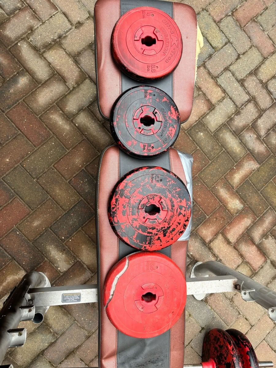 Free: Bench press / squat rack / weights (IP30)