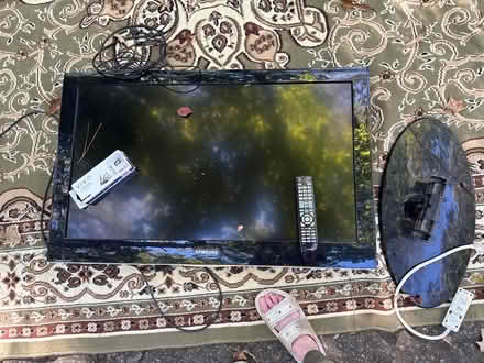 Photo of free Samsung 40-inch TV w Remote (Johnson’s Ferry & Oak road) #1