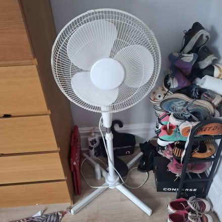 Photo of free White freestanding fan (Seaside BN22) #1