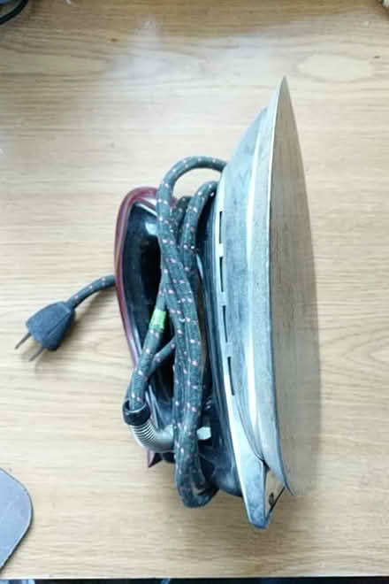 Photo of free old iron that does not steam (Ann Arbor near Hillside Terr.) #2