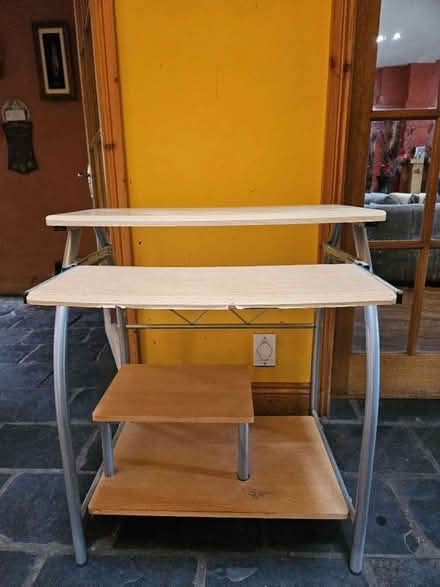 Photo of free Small desk (Frodsham WA6) #2