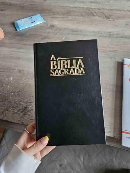 Photo of free Portuguese biblia (Guildford) #1