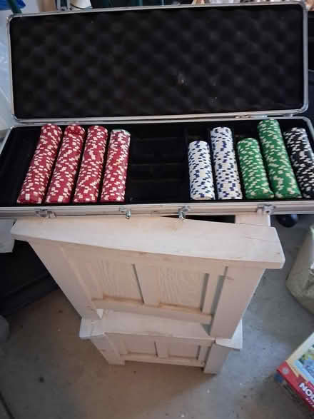 Photo of free poker chips with case (northwest westland.) #1