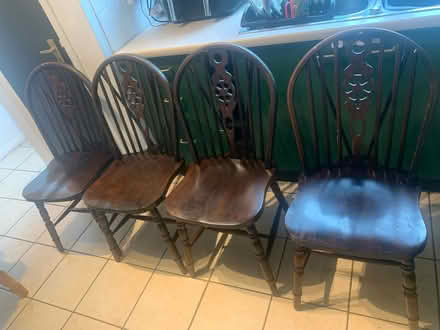 Photo of free 4x wooden chairs (De722bg) #1