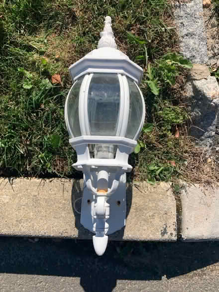 Photo of free Outdoor light (Middletown near Oak Hill Road) #1