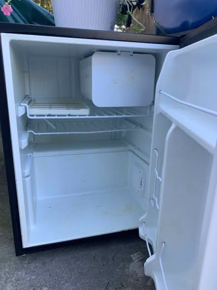 Photo of free Amana dorm size refrig 2.7 cu ft (Middletown near Oak Hill Road) #2