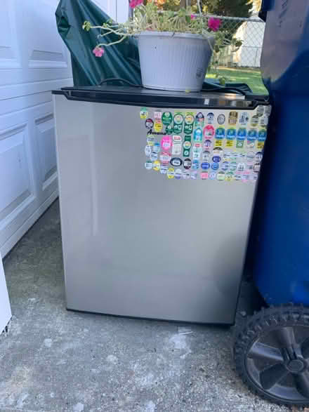 Photo of free Amana dorm size refrig 2.7 cu ft (Middletown near Oak Hill Road) #1