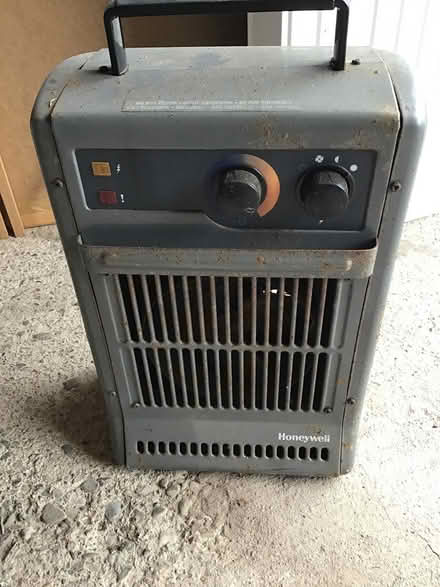 Photo of free Plug in garage heater (Clunton SY7) #1